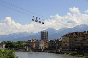 image montrant le téléphérique de Grenoble, activité en famille incontournable